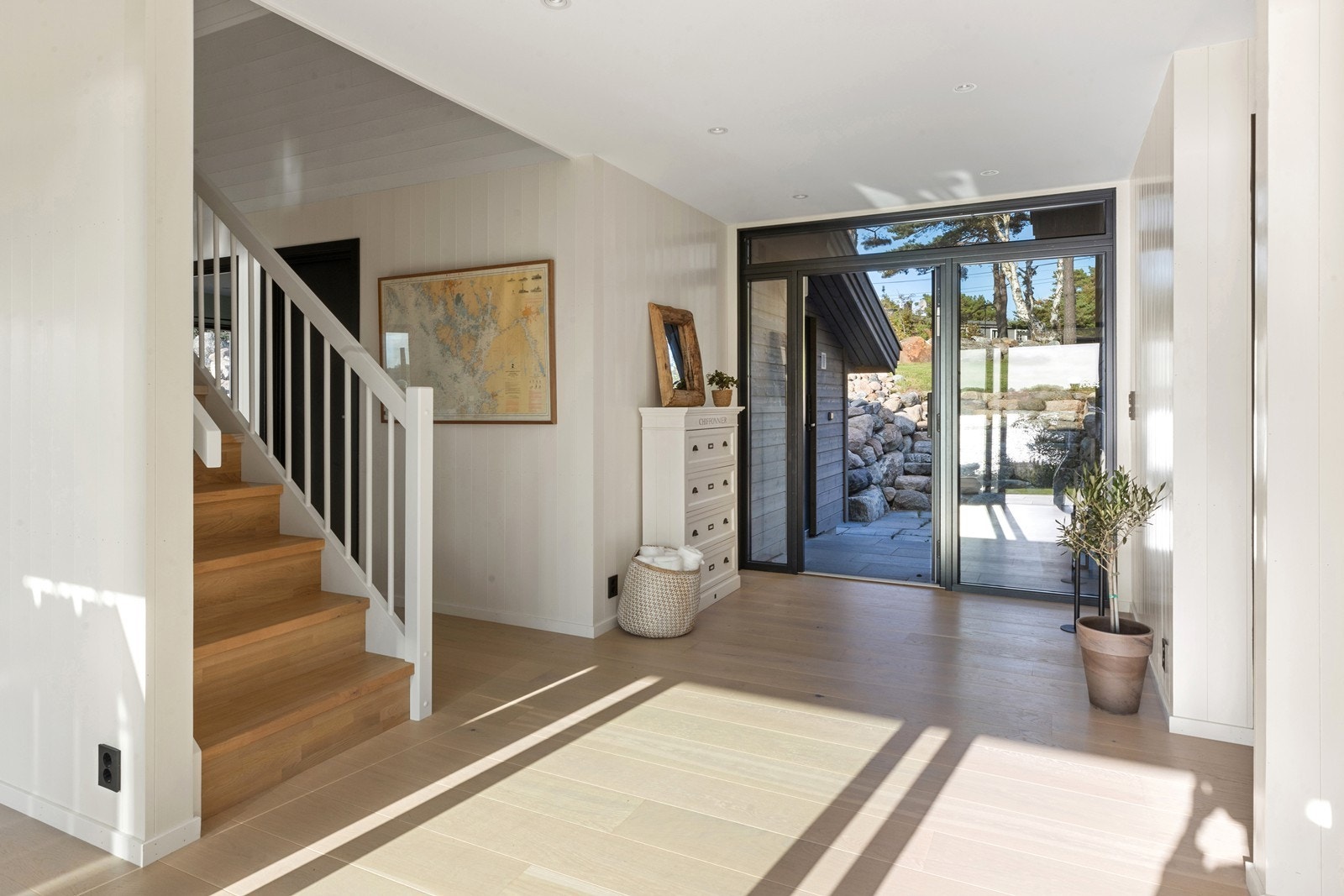 Praktisk og elegant inngang med god plass til både gjester og oppbevaring Galleribilde