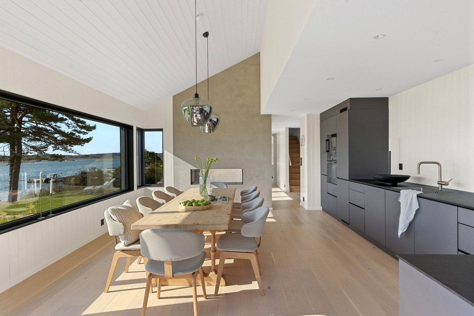 Åpen løsning mellom kjøkken og stue. Galleribilde