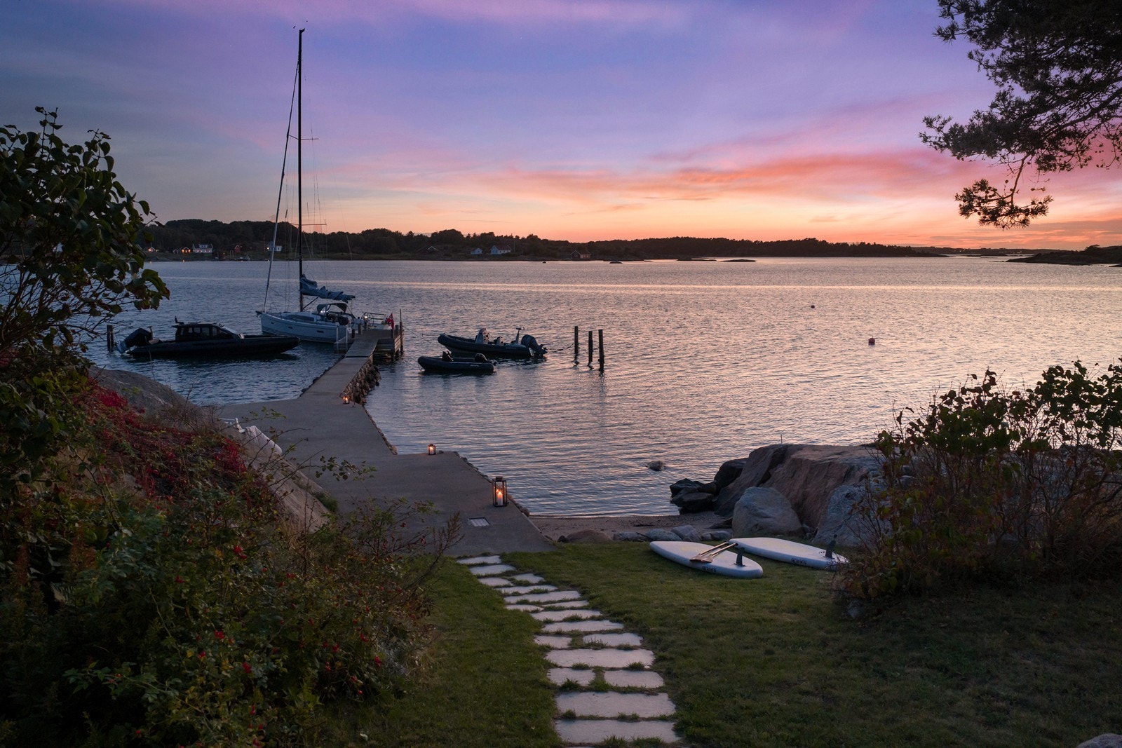 Direkte tilgang til sjøen fra egen brygge - sommeridyll på sitt beste. Galleribilde