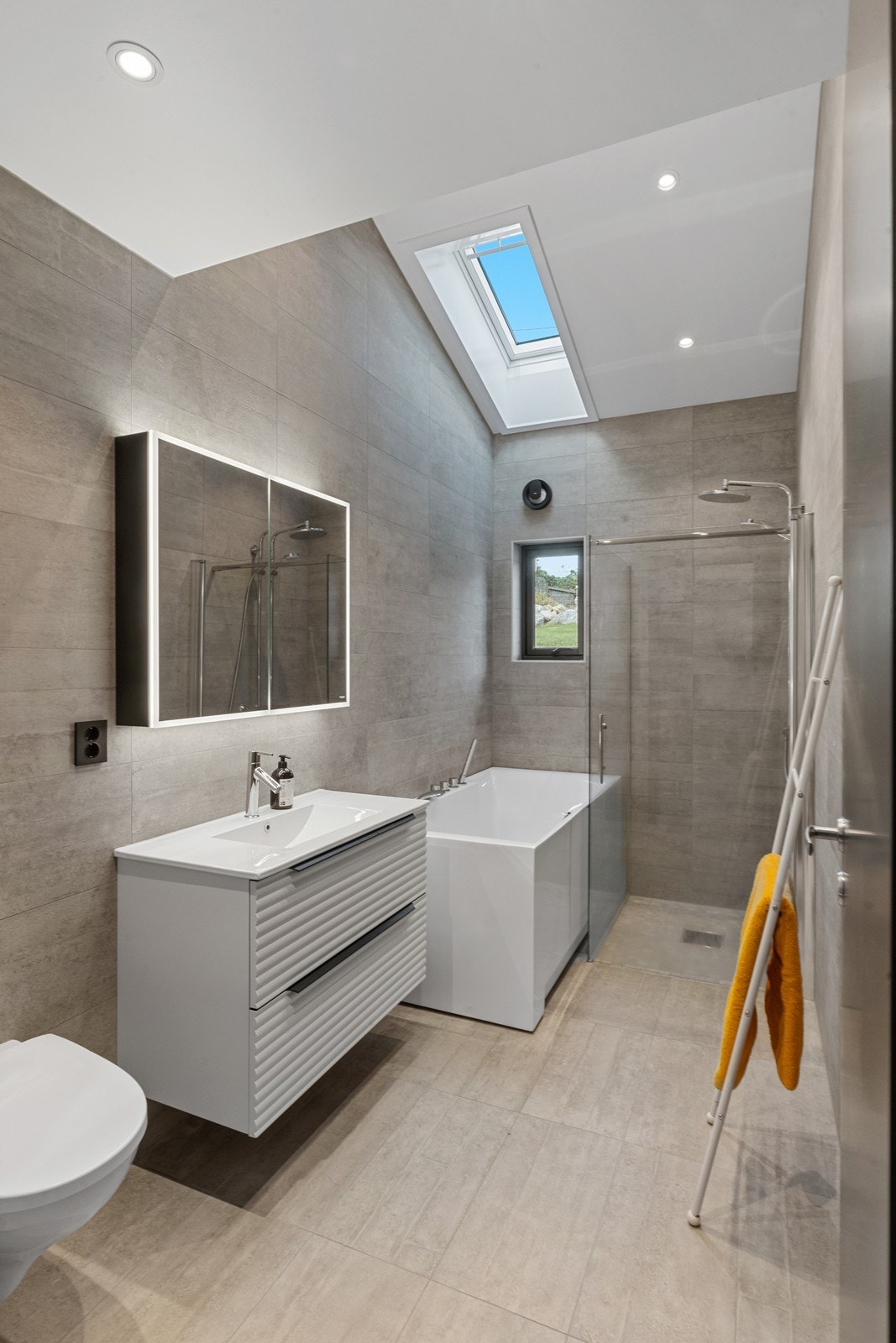 Moderne baderom med eksklusive detaljer. Galleribilde