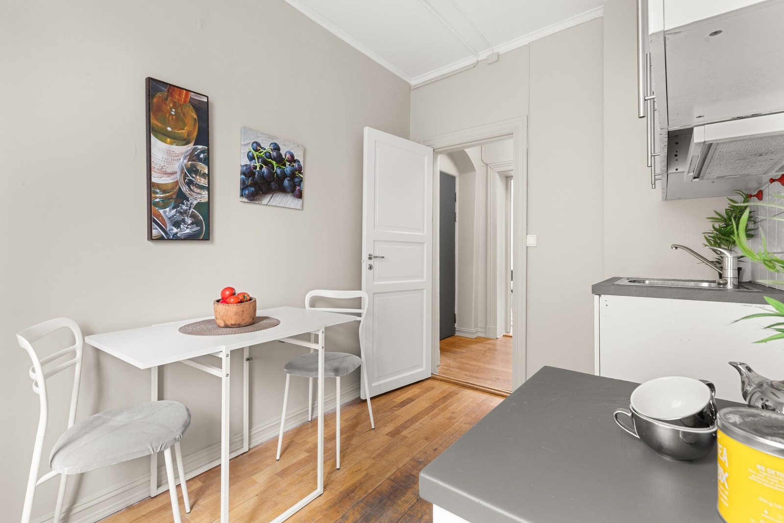 Det er 3-stavs parkett på gulv og malte flater på vegg og himling. Utbedring av gulv bør påregnes. Galleribilde