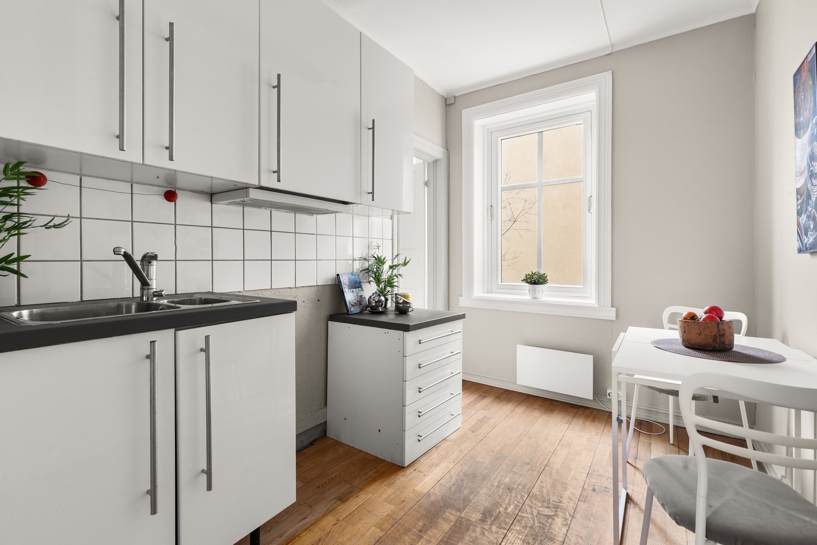 Kjøkken med nisjer for hvitevarer. Galleribilde