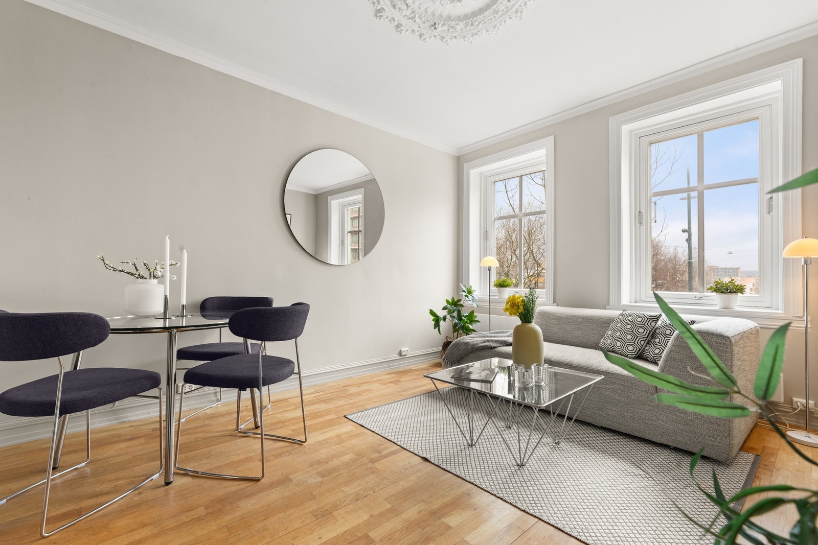 Leiligheten har klassiske detaljer som rosett i tak, store vinduer og god takhøyde. Galleribilde