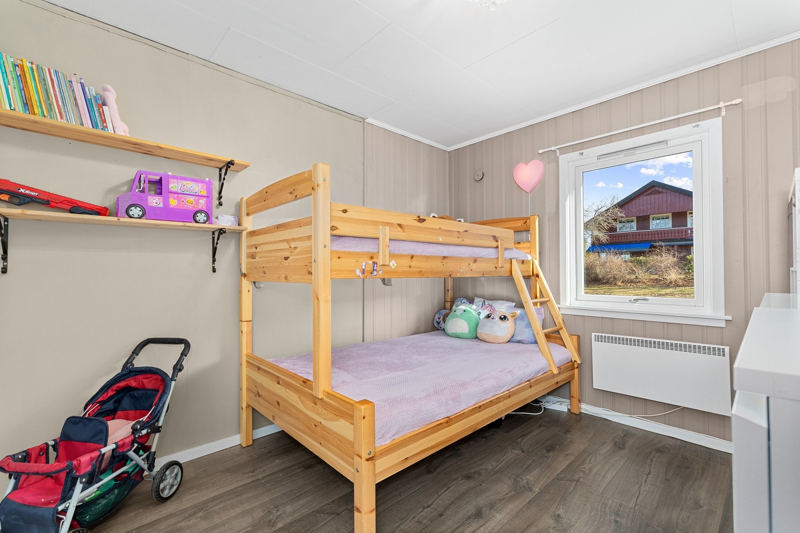 Soverom 3 benyttes i dag som barnerom. Rommet har god plass til en stor dobbeltseng og garderobe. Galleribilde