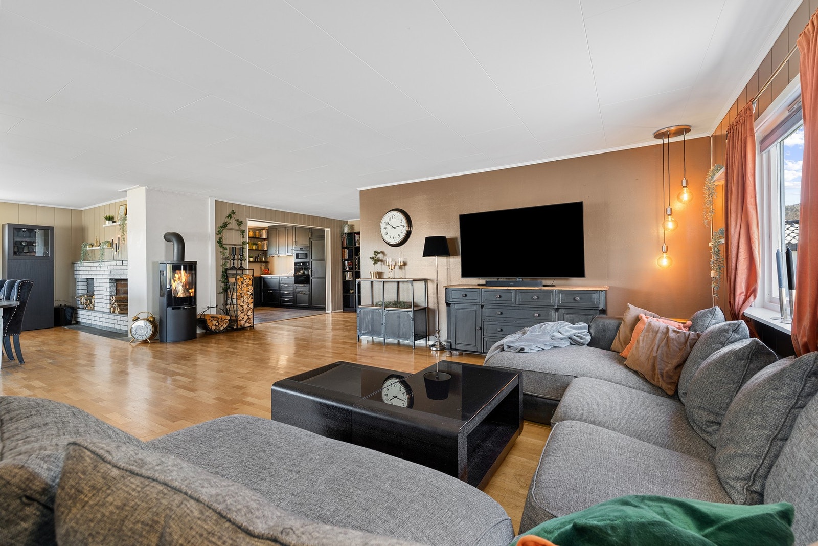 Boligen strekker seg over to plan inkl. kjeller og har 3 romslige soverom og en stor åpen stue og et nyere kjøkken fra IKEA (2021). Galleribilde