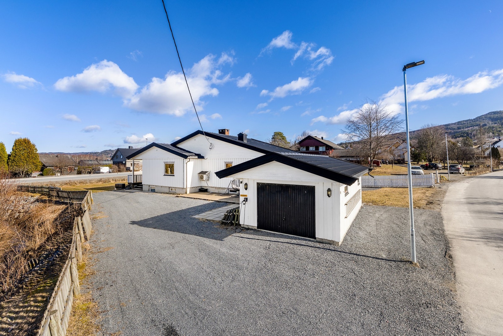 Her får du to garasjer, en frittstående og en integrert. Galleribilde