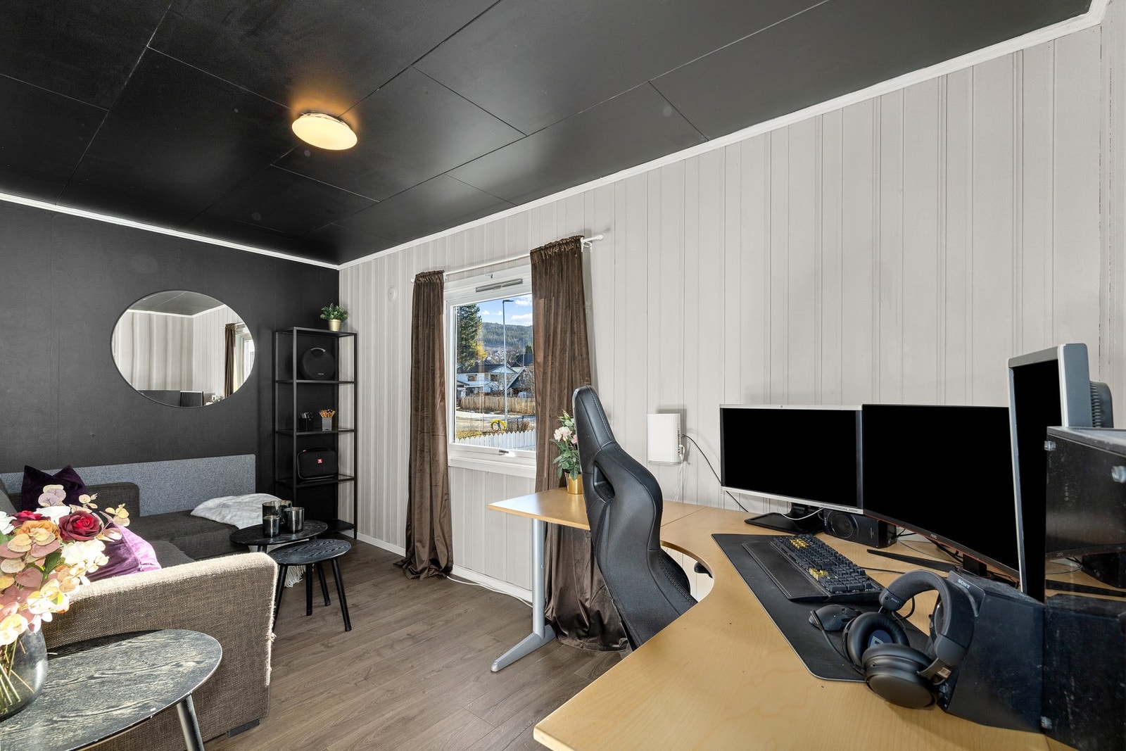 Soverom 2 benyttes i dag som kombinert hjemmekontor og gjesterom. Rommet er malt lyst, men kontrakter i sort. Galleribilde