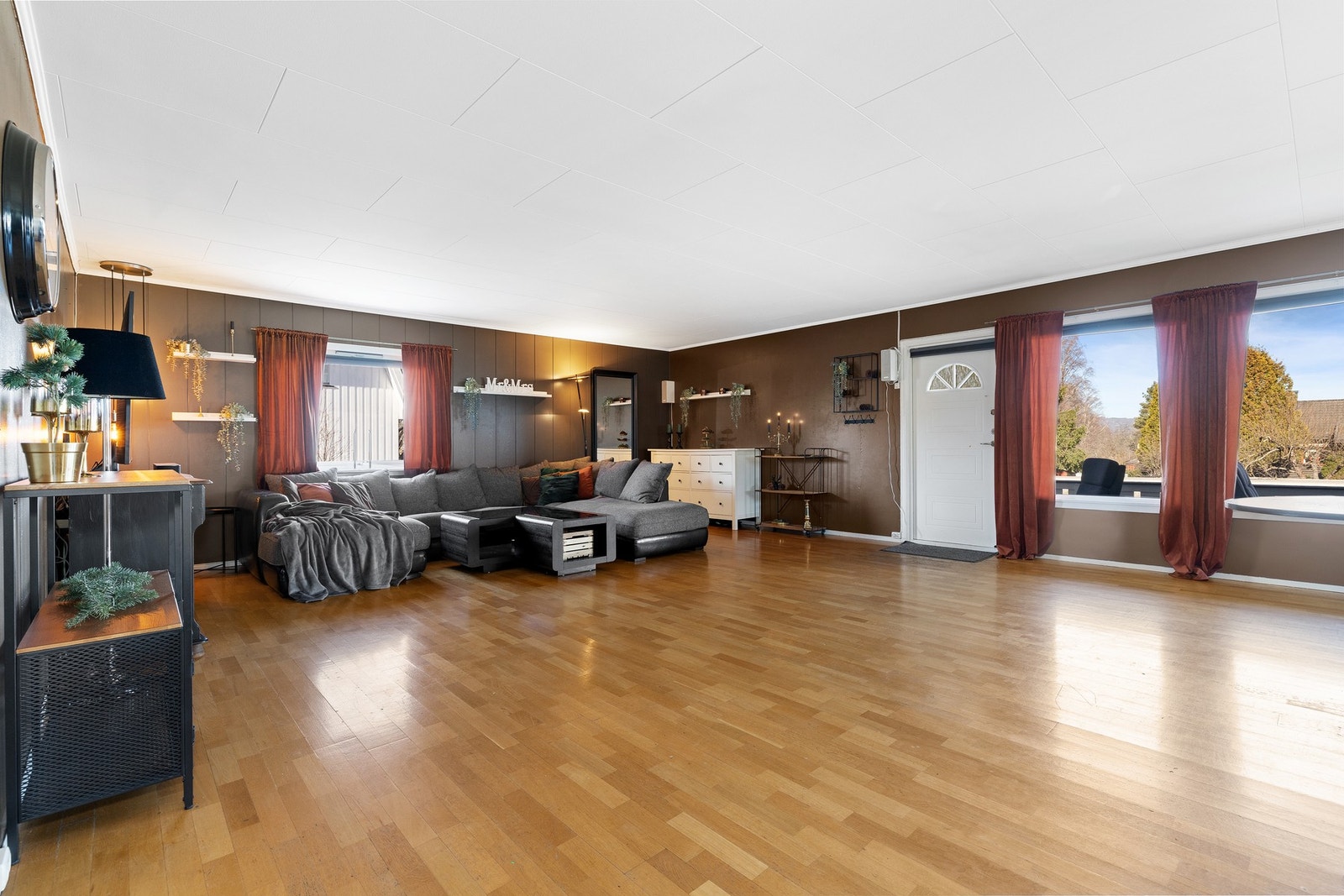 Her har du adkomst til terrassen på fremsiden av huset. Galleribilde