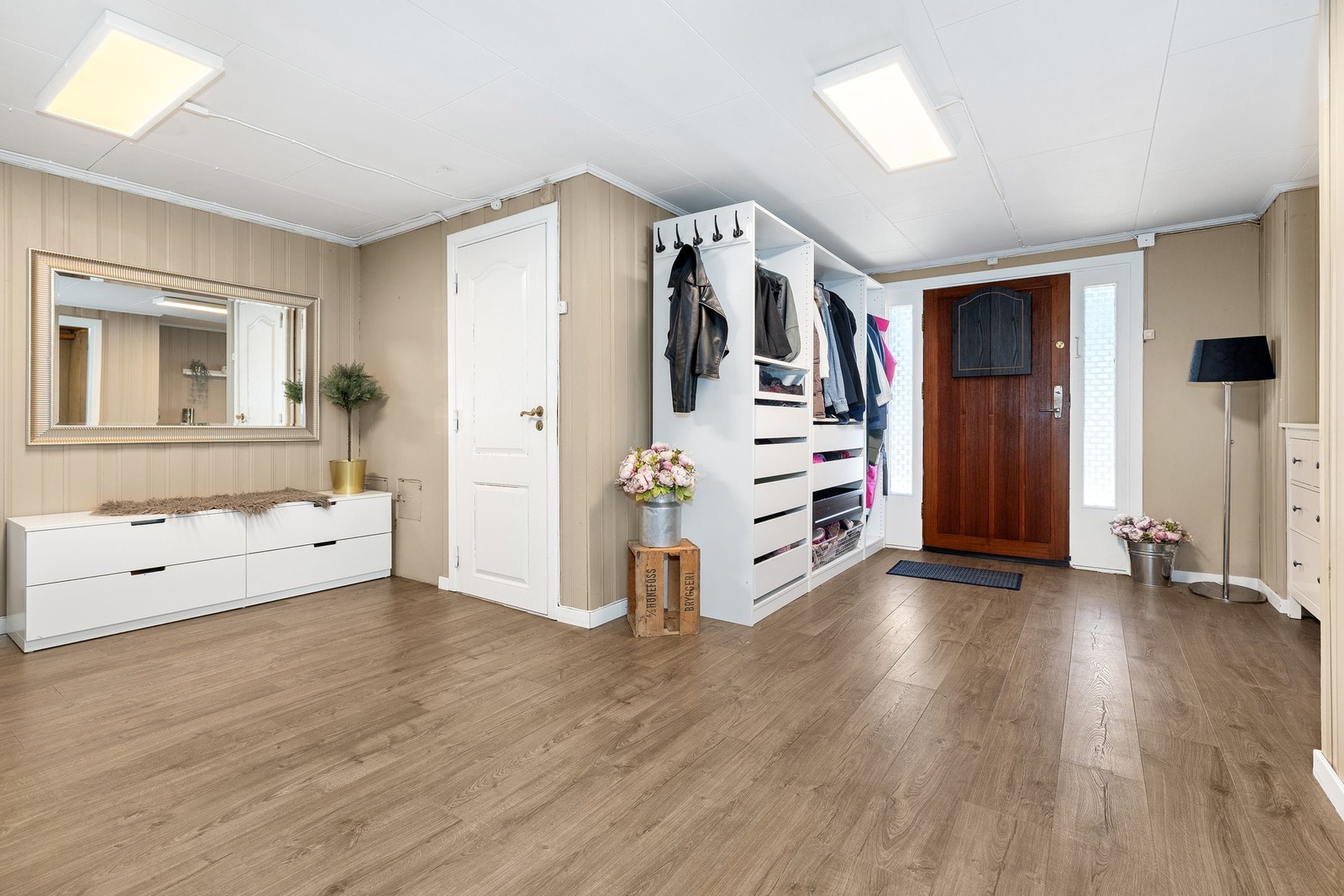 Du ønskes velkommen inn i en stor og lys entré med god plass til en stor garderobe for oppbevaring. Galleribilde