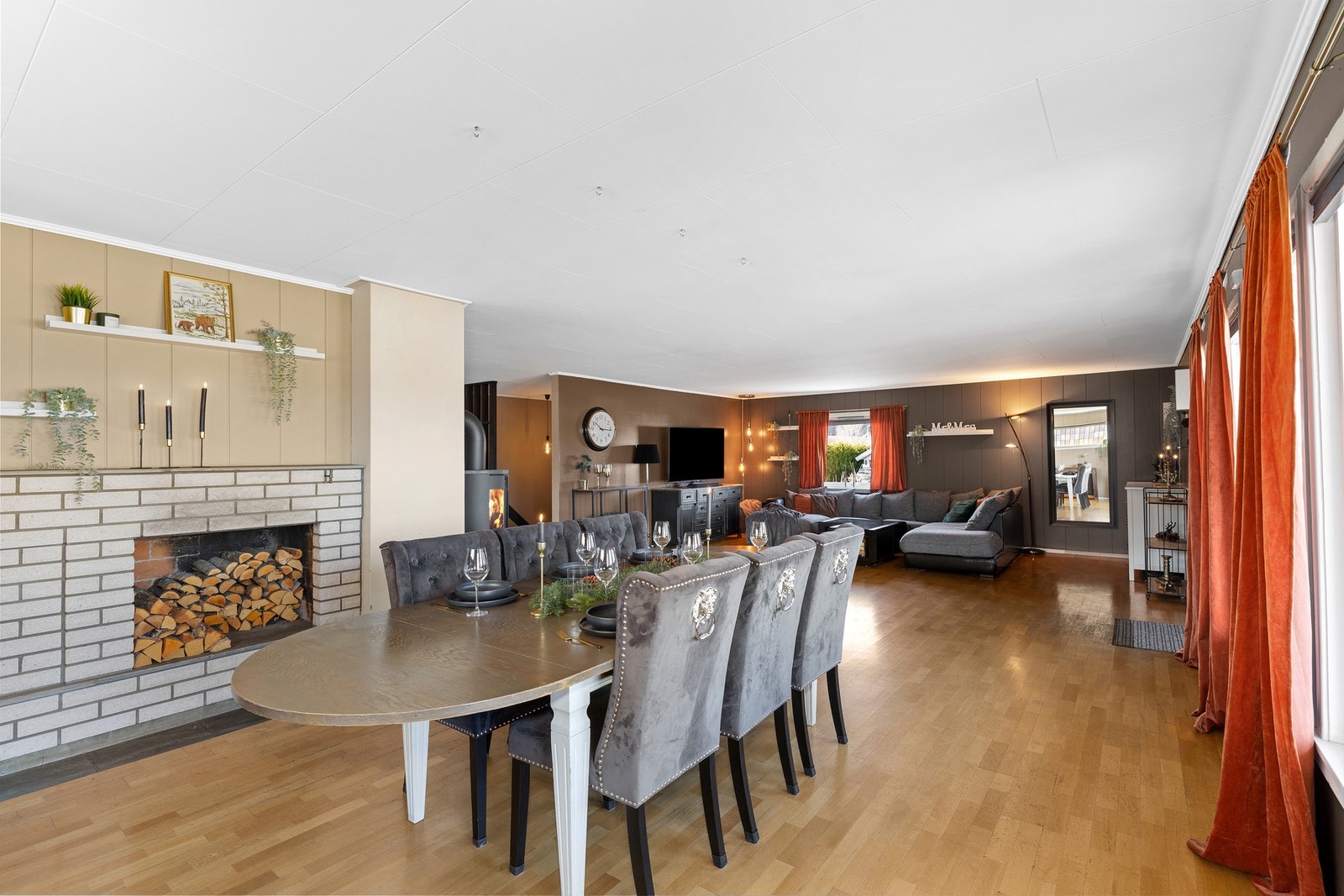 Veggene er malte i beige og brun. Galleribilde