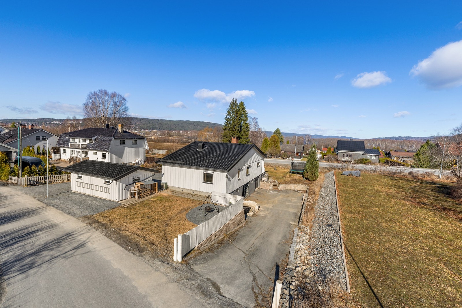 Rolig og barnevennlig beliggenhet, og det er umiddelbar nærhet til flotte turområder og til Randsfjorden. Galleribilde