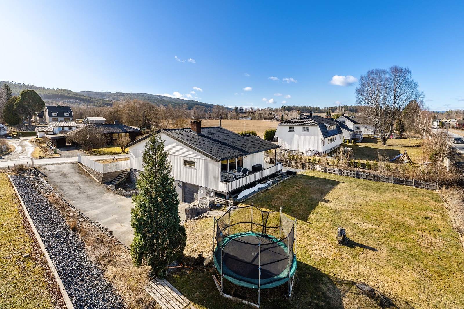 Av aktiviteter i Jevnaker finnes det idrettshall, idrettsplass, skøytebane, hestemiljø og speideren, og Jevnaker IF har et godt tilbud. Galleribilde