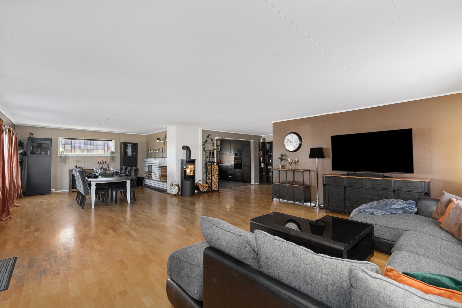 Stuen har både peis og vedovn og god plass til en stor spisegruppe og sofa hvor du kan samle hele familien. Galleribilde