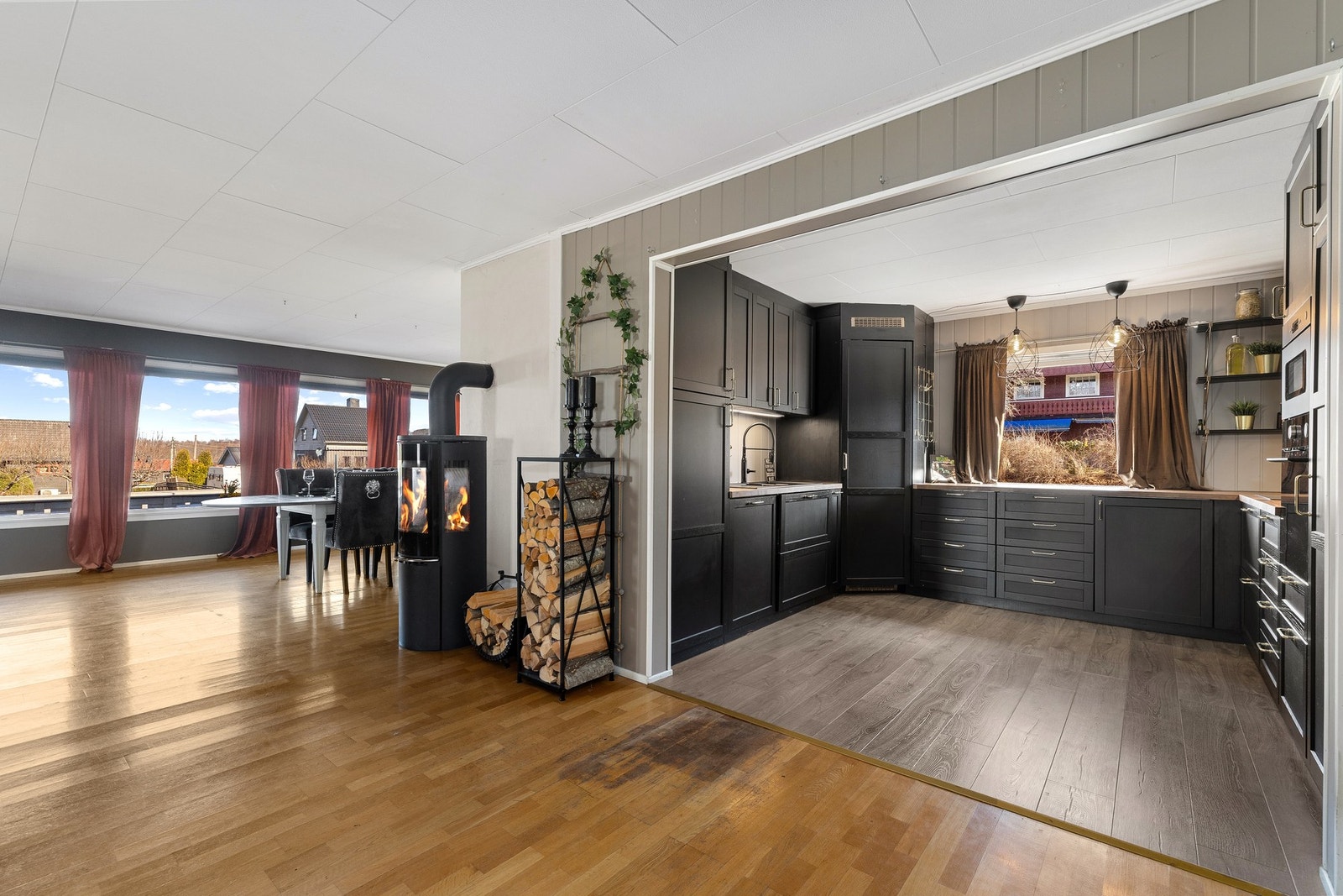 Kjøkkenet har åpen løsning til stuen og spisestuen. Galleribilde