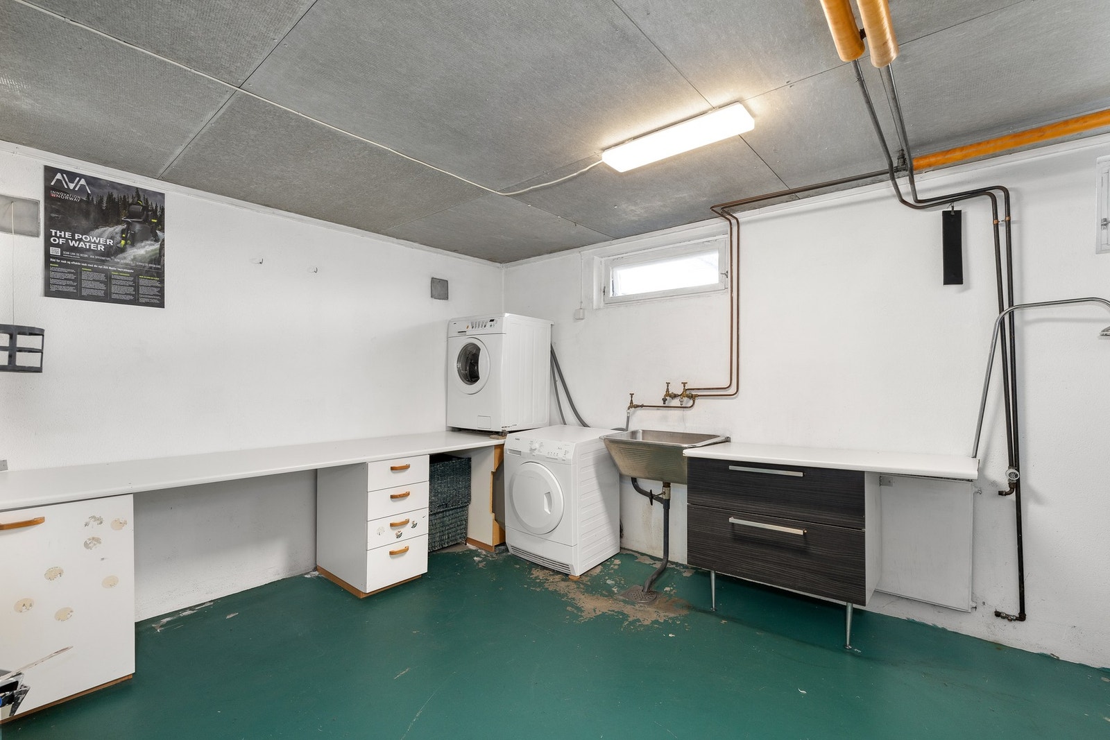 Vaskerommet ligger i kjelleren og er utstyrt med utslagsvask i rustfritt stål, dusjhjørne og opplegg for vaskemaskin og tørketrommel. Galleribilde