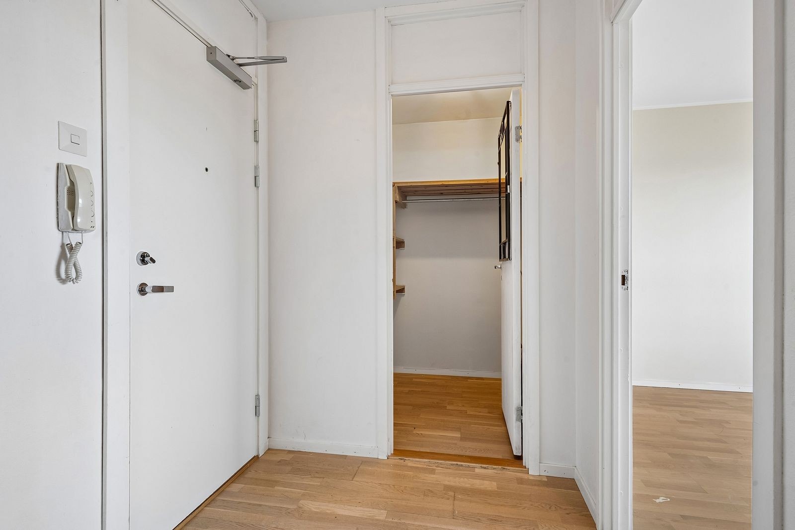 Entre, med innvendig bod Galleribilde