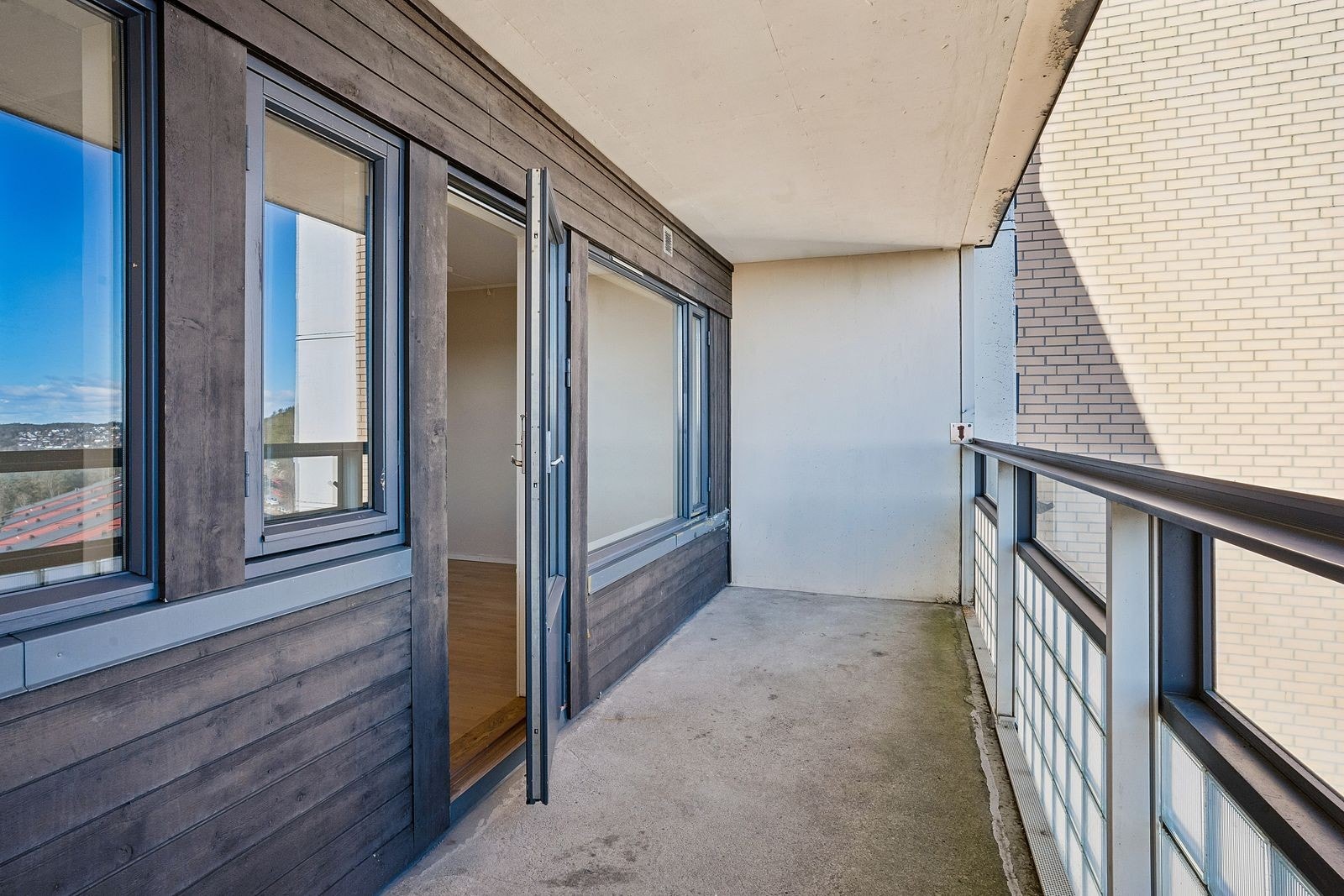 Romslig balkong Galleribilde