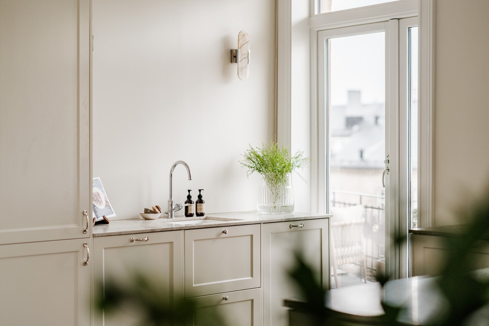 Fra kjøkkenet er det utgang til en romslig og solrik sydøstvendt balkong på ca. 12 kvm. Galleribilde