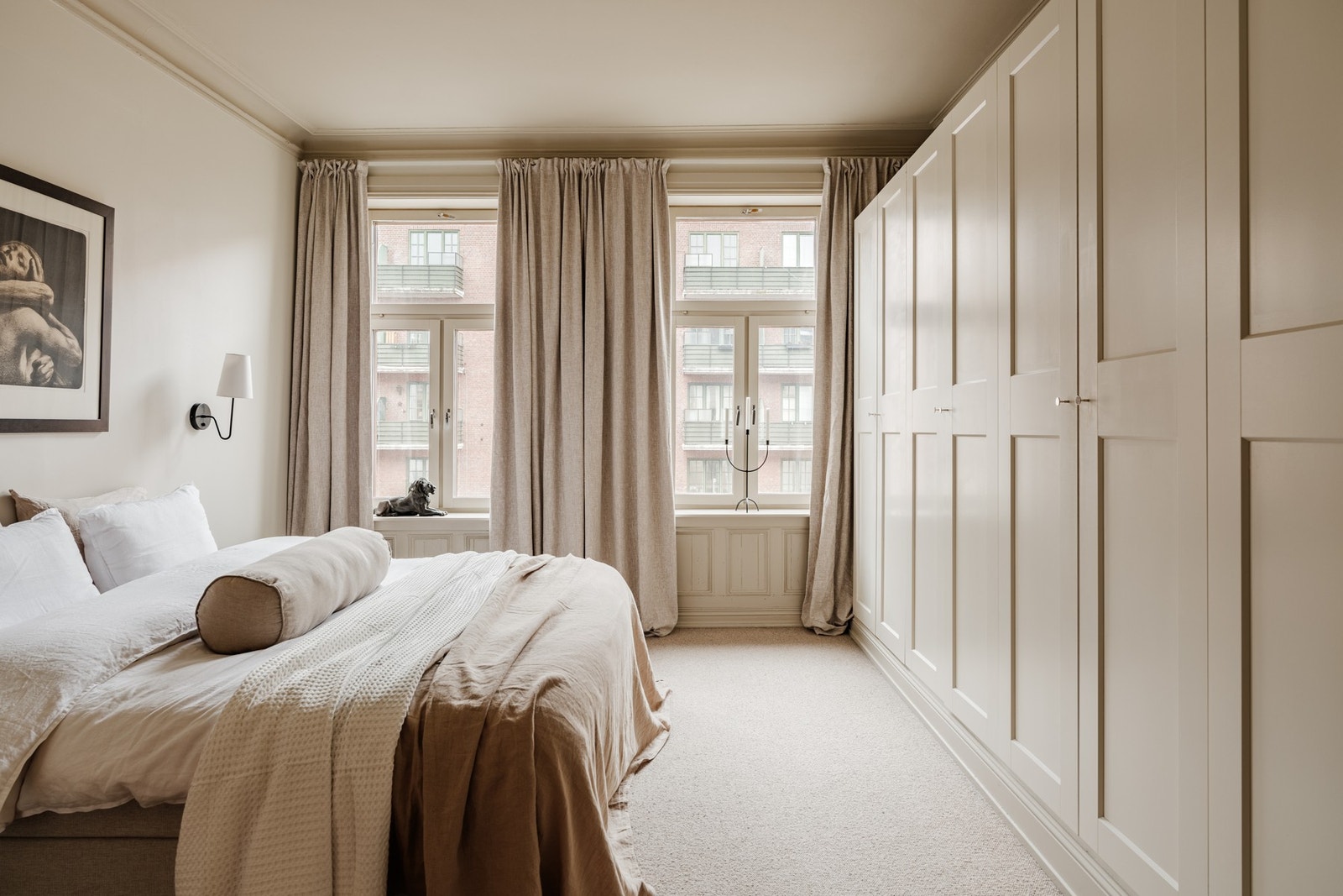 Store vindusflater gir gode lysforhold. Galleribilde