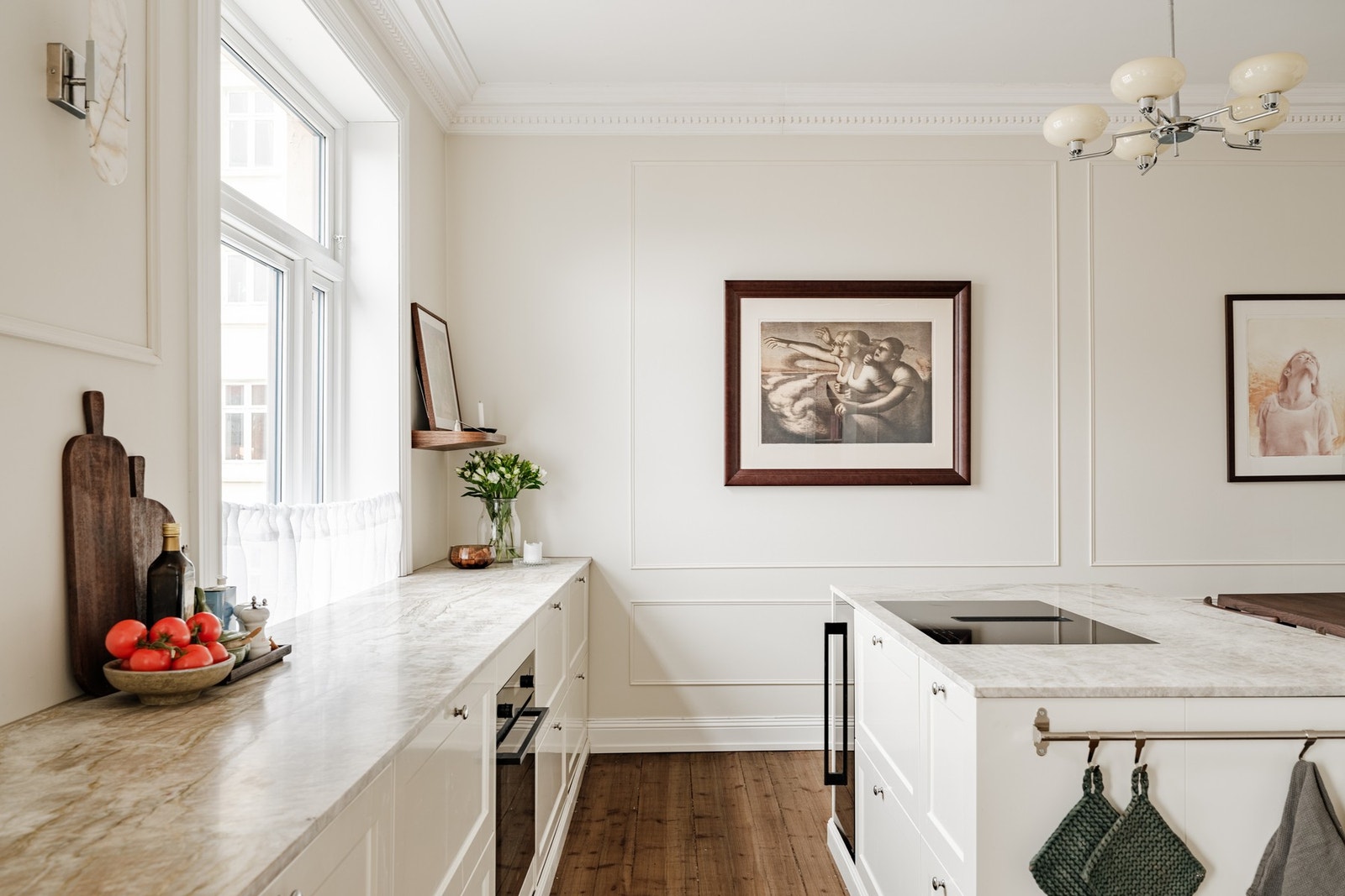 Kjøkkenet er utstyrt med integrerte hvitevarer, herunder oppvaskmaskin og kjøl/frys fra Ikea, stekeovn og platetopp med integrert avtrekk fra AEG, samt vinkjøleskap fra Temptech. Galleribilde