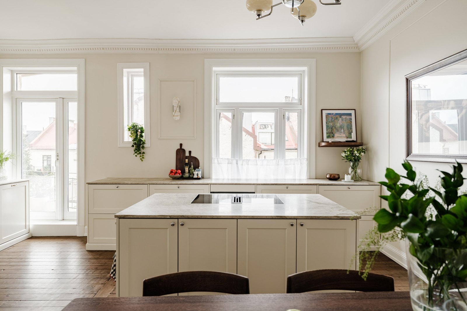 Boligen har en generøs takhøyde på ca. 3 meter, store vindusflater som gir rikelig med naturlig lys, balkong og peis som skaper en lun og hyggelig atmosfære. Galleribilde