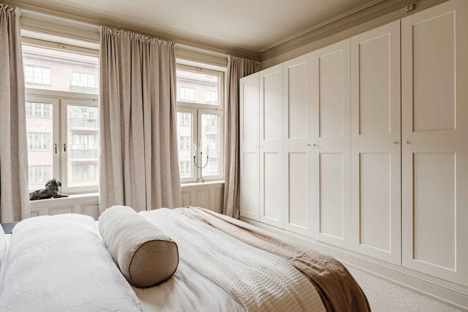 Rommet er innredet med plassbygde garderobeskap som gir rikelig med oppbevaringsmuligheter. Galleribilde