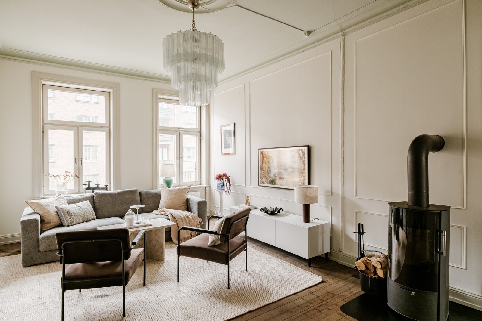 Leiligheten har mørke tregulv i de fleste oppholdsrom. Galleribilde