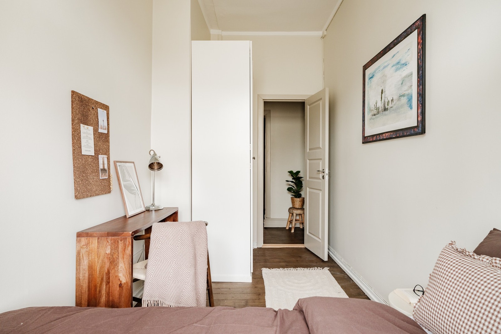 Rommet er fleksibelt og egner seg godt som barnerom, gjesterom eller hjemmekontor, avhengig av behov. Galleribilde