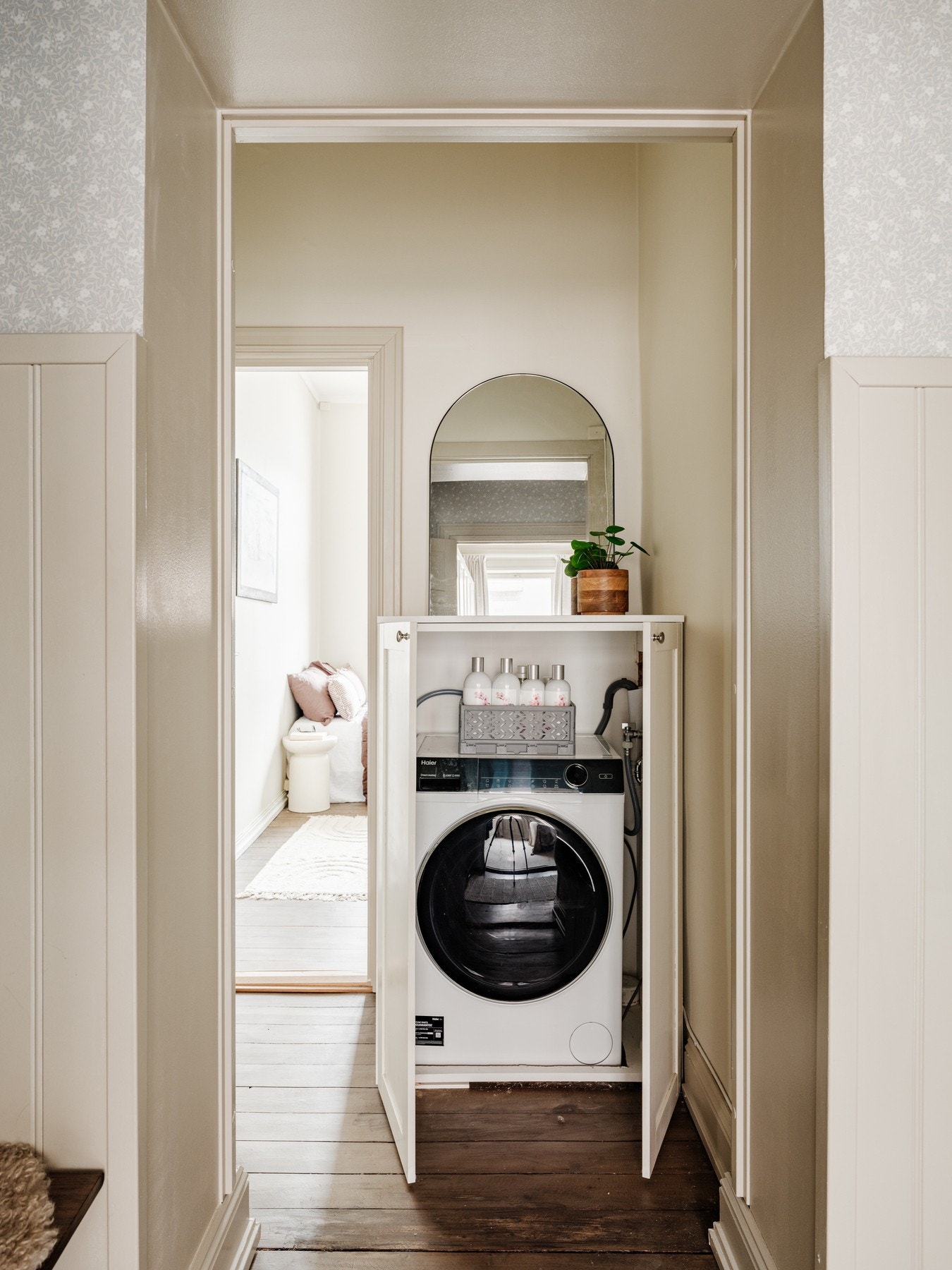 Det er etablert vann og avløp for vaskemaskin i mellomgang. Galleribilde