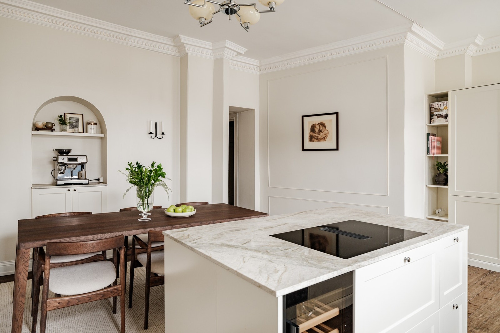 Rommet har også klassiske detaljer og en plassbygget nisje med underskap og hyller, som i dag benyttes som en praktisk og hyggelig kaffestasjon. Galleribilde