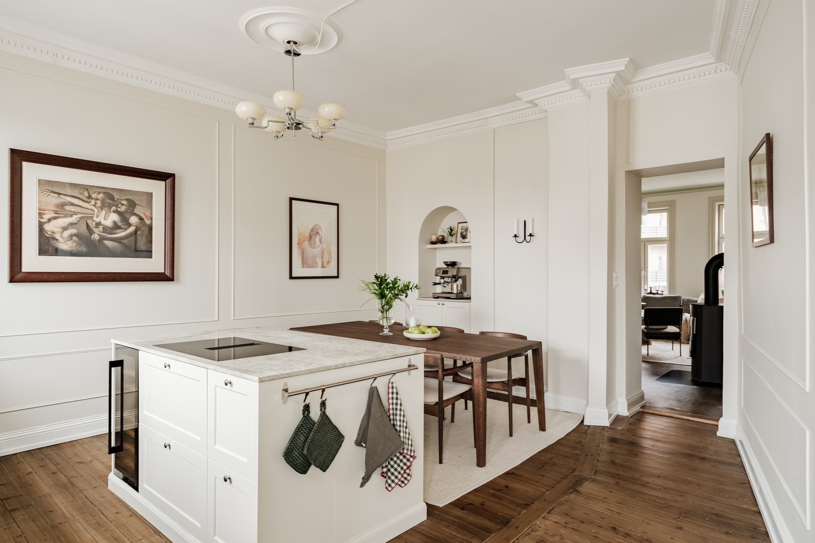 Kjøkkenet ligger i åpen løsning mot spisesonen. Galleribilde