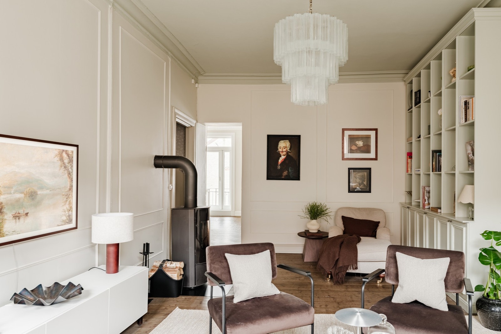 Rommet har i tillegg plassbygget bokhylle med underskap, koselig lenestol og vedovn som skaper en lun og behagelig atmosfære gjennom vinteren. Galleribilde