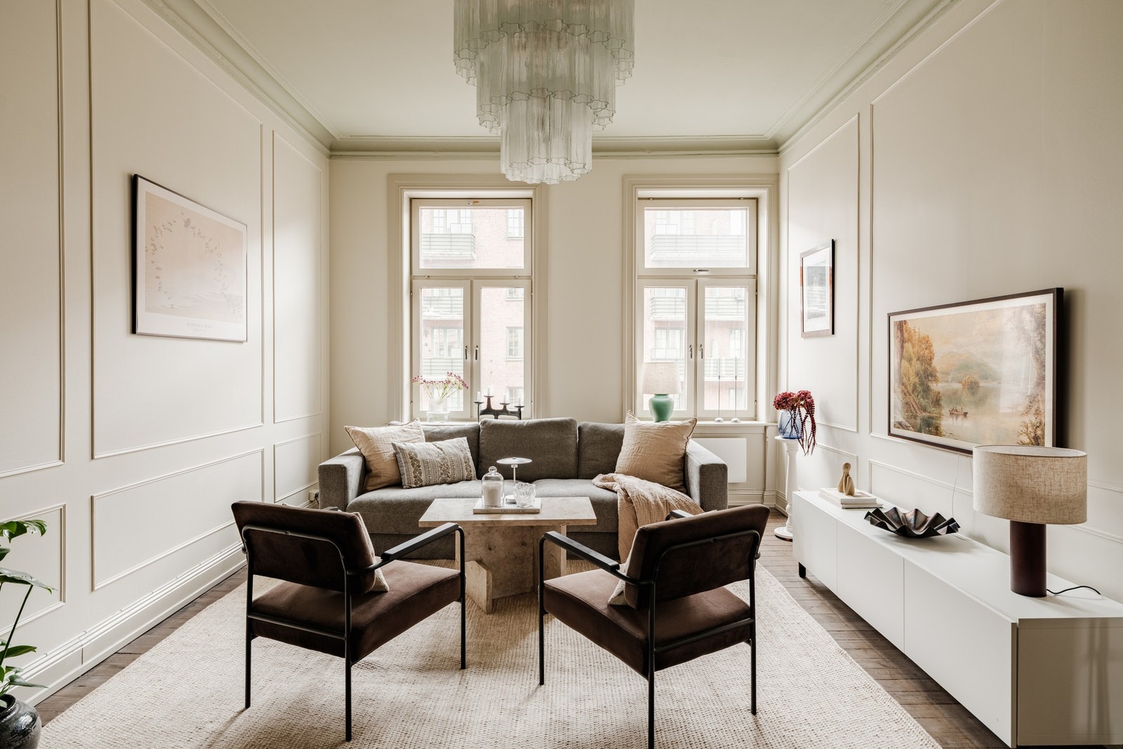 Her er det plass til en stor sofagruppe med god avstand til TV. Galleribilde