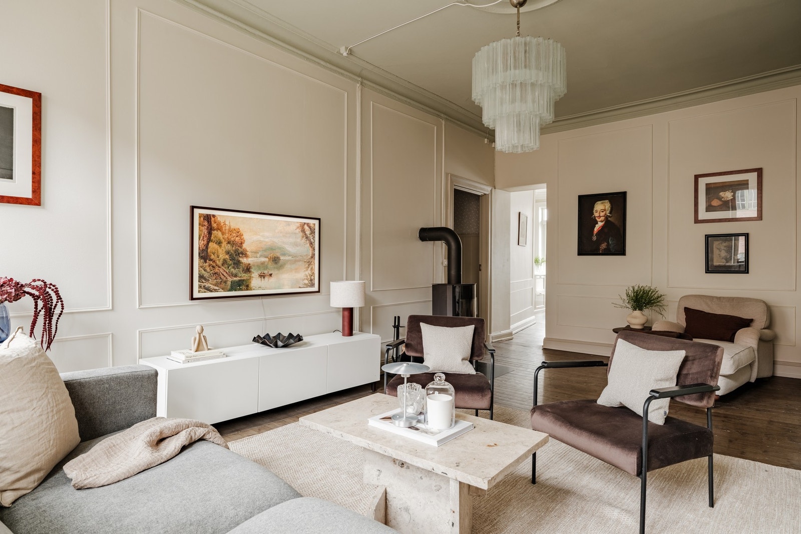 Leiligheten har mørke tregulv i de fleste oppholdsrom. Galleribilde