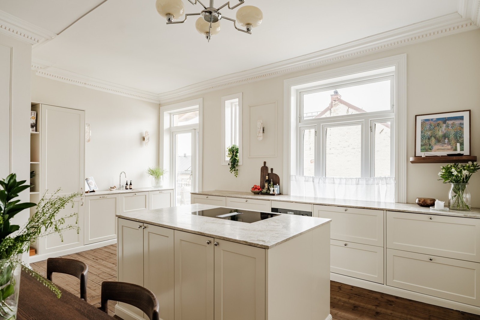 Dette er en klassisk, lys og gjennomgående 3-roms selveierleilighet med attraktiv beliggenhet på St. Hanshaugen. Leiligheten ble betydelig oppgradert i 2024 og fremstår som delikat og velholdt. Galleribilde