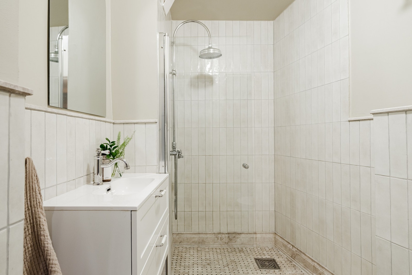 Veggmontert servantskap med heldekkende servant og moderne ettgreps armatur i krom gir et stilrent uttrykk. Galleribilde