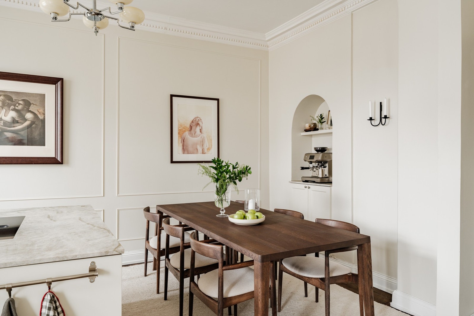 Her har man et romslig spisebord med god plass til familie og gjester. Galleribilde