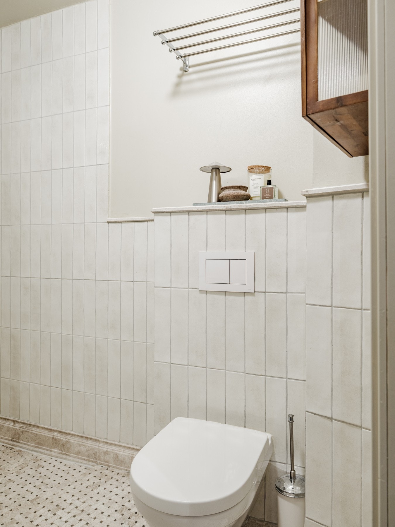 Vegghengt toalett med innebygget sisterne. Galleribilde