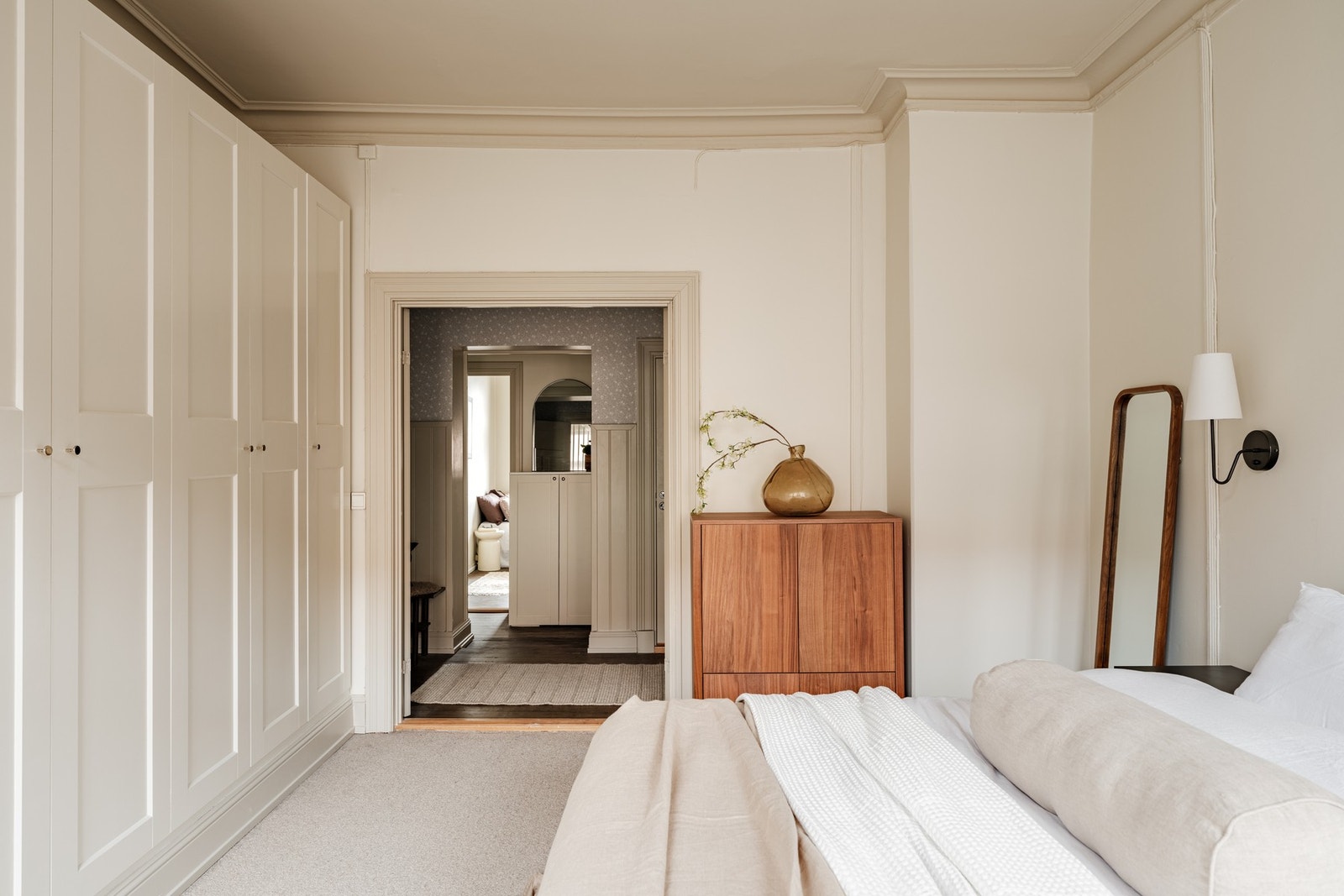 Gulv-til-gulv-teppe bidrar til en lun og behagelig atmosfære. Galleribilde