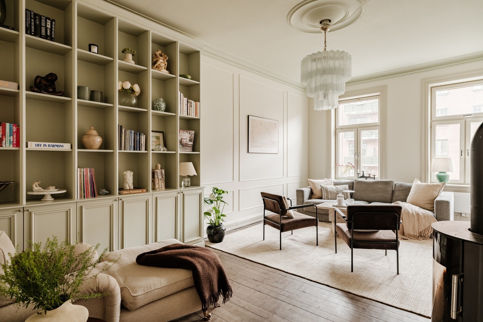 Romslig og innbydende stue med en takhøyde på ca. 3 meter og store vindusflater som slipper inn rikelig med naturlig lys. Galleribilde