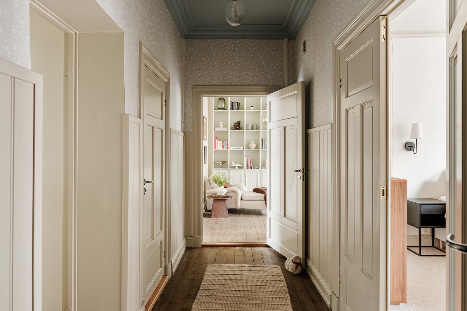 Innbydende og romslig entré som gir et godt førsteinntrykk av boligen. Galleribilde