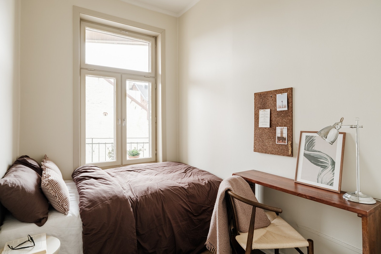 Soverom av god størrelse med plass til seng, garderobeløsning og kontorpult. Galleribilde