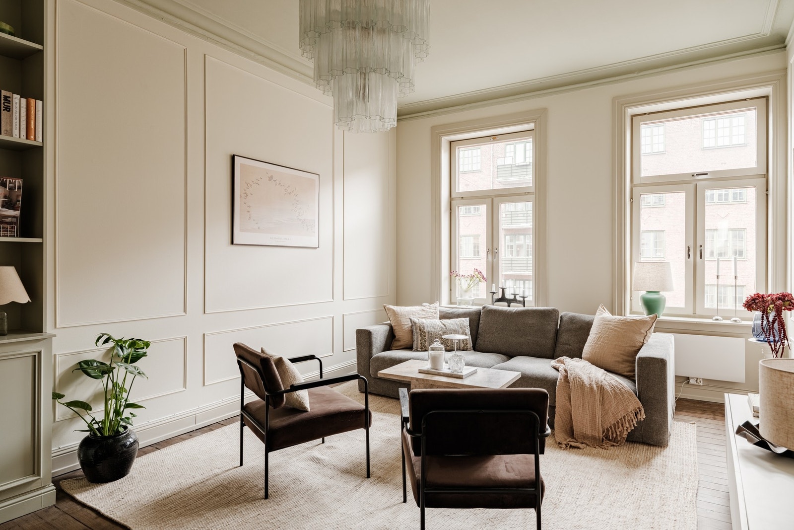 Stuen preges av klassiske detaljer som stukkatur, rosett og brystningspanel, som gir rommet et elegant og særpreget uttrykk. Galleribilde