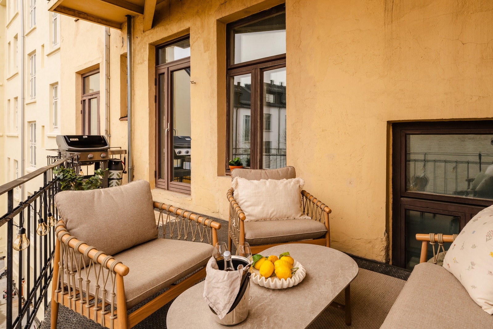 Balkongen fungerer som en fin forlengelse av oppholdsrommet i sommerhalvåret. Galleribilde