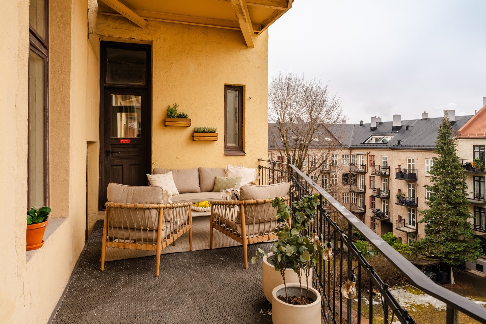 Balkongen har god plass til utemøbler og grill. Galleribilde