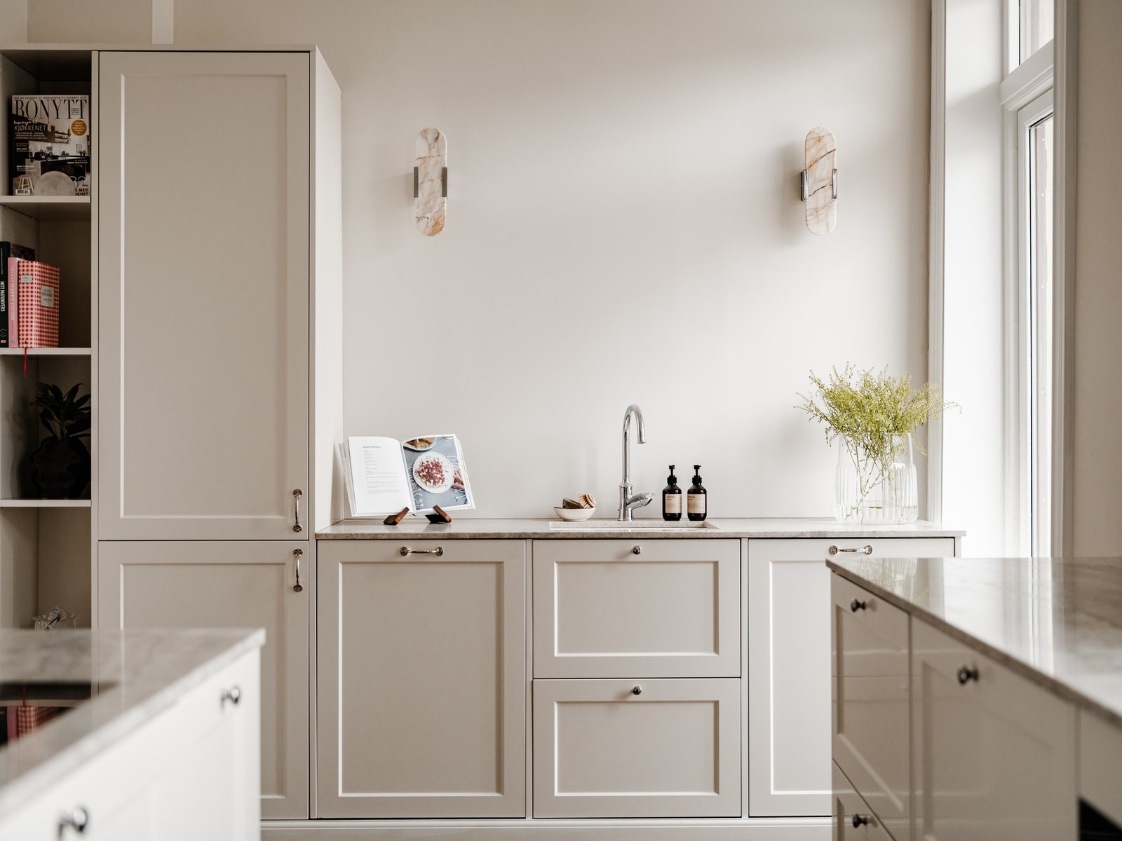 Benkeplater i naturstein med underlimt vask og ettgreps armatur i krom. Galleribilde