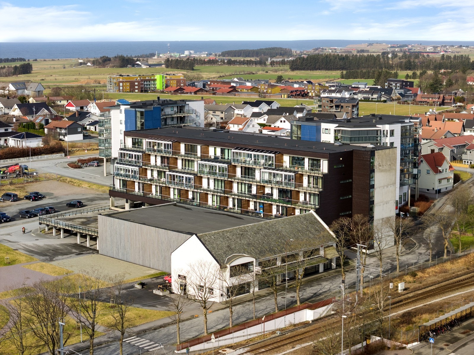 Gangavstand til jernbanestasjon, butikker og et bredt utvalg av servicetilbud, samt idrettsanlegget til Varhaug Idrettslag. Boligen har også en familievennlig plassering med nærhet til gode skoler og barnehager. Galleribilde