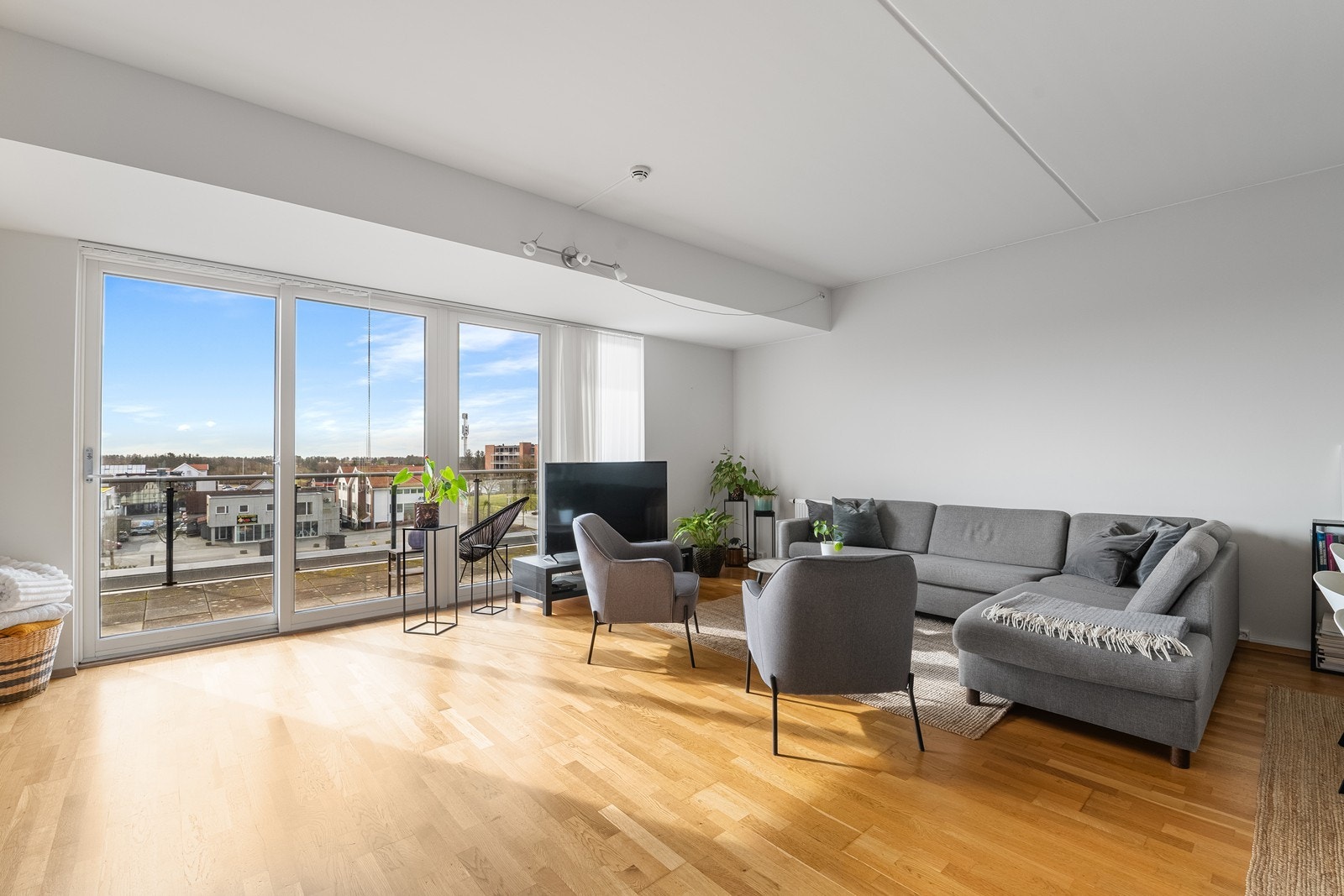 Stuen er allsidig og byr på flere muligheter for møblement. Galleribilde