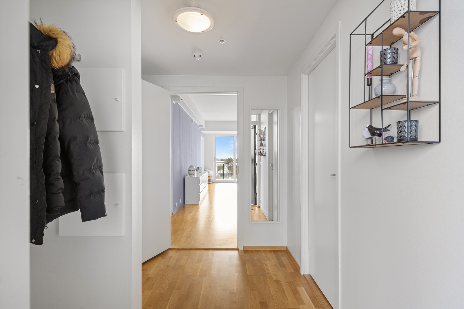 Fra entré har man direkte adkomst til 2 soverom. Videre kommer man til bad, stue/kjøkken og leilighetens tredje soverom. Galleribilde