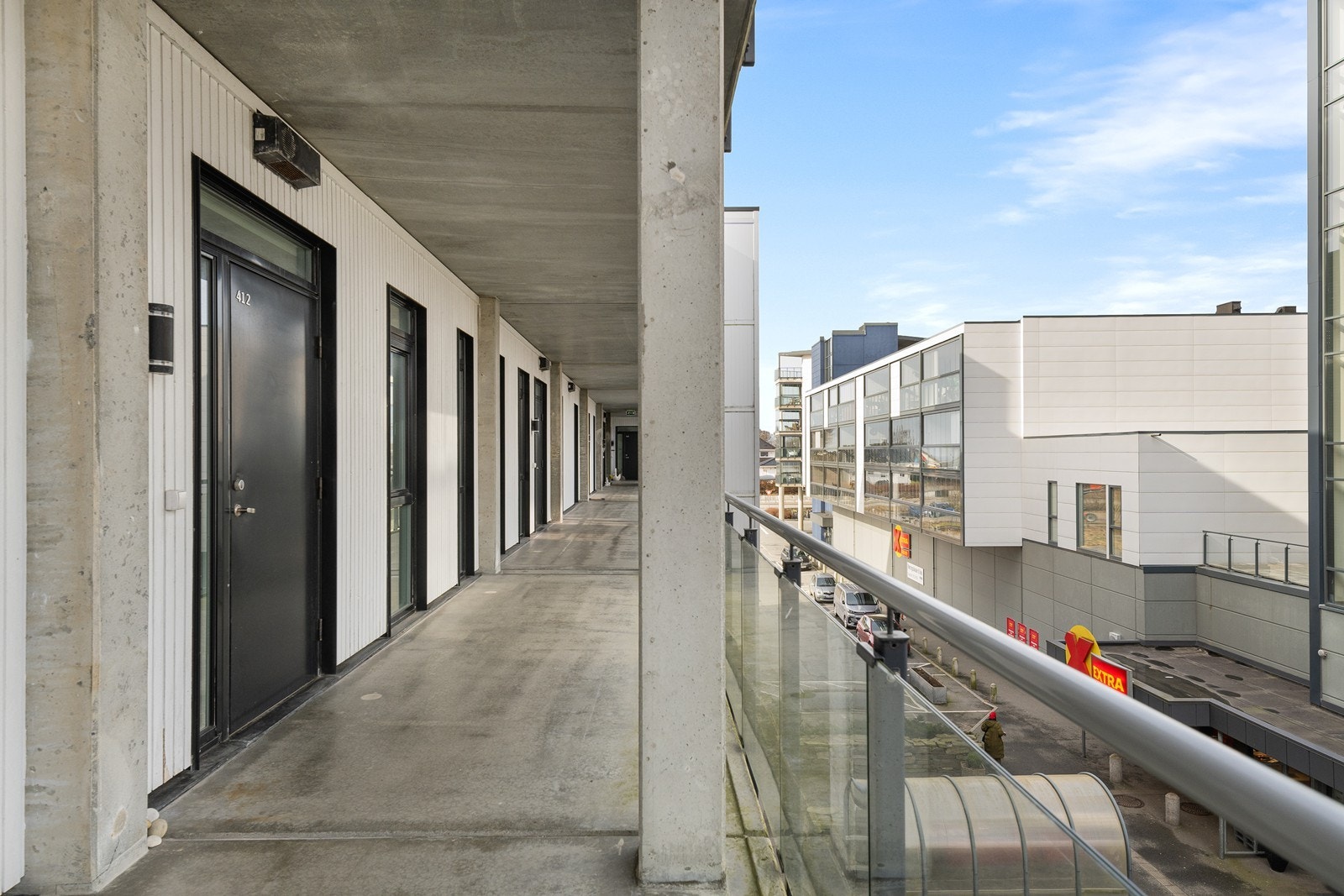 Fra heis har man utvendig, overbygd oppgang til leiligheten. Galleribilde